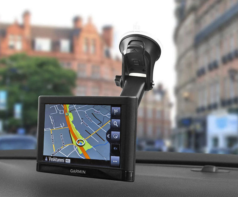 Ekraaniga GPS-seade on iminapaga kinnitatud auto esiklaasile.