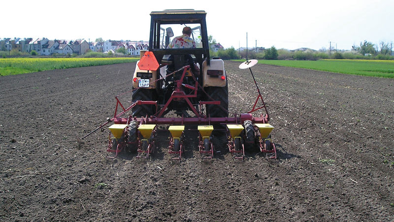 Traktor põllul külviseadmega